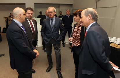 De izquierda a derecha: José Antonio Vega, adjunto al director de Cinco Días; Santiago Carbó, catedrático de Economía de Cunef; Francisco Pérez, director de investigación del IVIE; Cristina Manzano, directora de Esglobal; y Fernando Fernández, profesor de Economía del IE Business School.