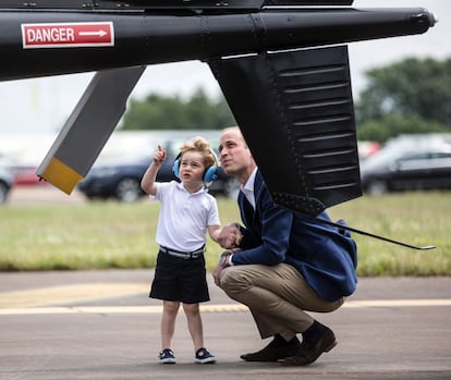 El príncipe Jorge siente pasión por los helicópteros. En 2016 estuvo con su padre visitantado la RAF.