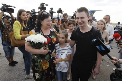 El marinero ucraniano Vyacheslav Zinchenko, que fue encarcelado en Rusia, saluda a sus familiares a su llegada a Kiev después del intercambio de prisioneros entre Rusia y Ucrania