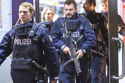 Varios policías salen del interior de la estación principal de Dusseldorf.