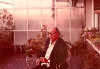 Juan Carlos Onetti al atardecer, sentado en su terraza de Avenida de América, 31, Madrid, 1985.