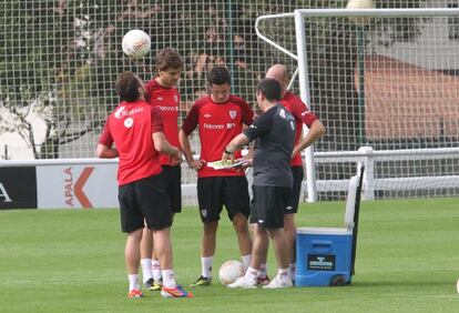 Llorente, junto a otros jugadores, esta mañana durante el entrenamiento.