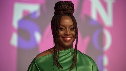 La escritora nigeriana Chimamanda Ngozi Adichie durante el acto de inauguración de la FILBO, este martes.