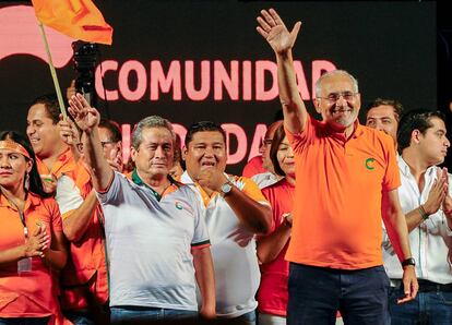 Carlos Mesa, a la derecha, en el cierre de campaña en Santa Cruz. 