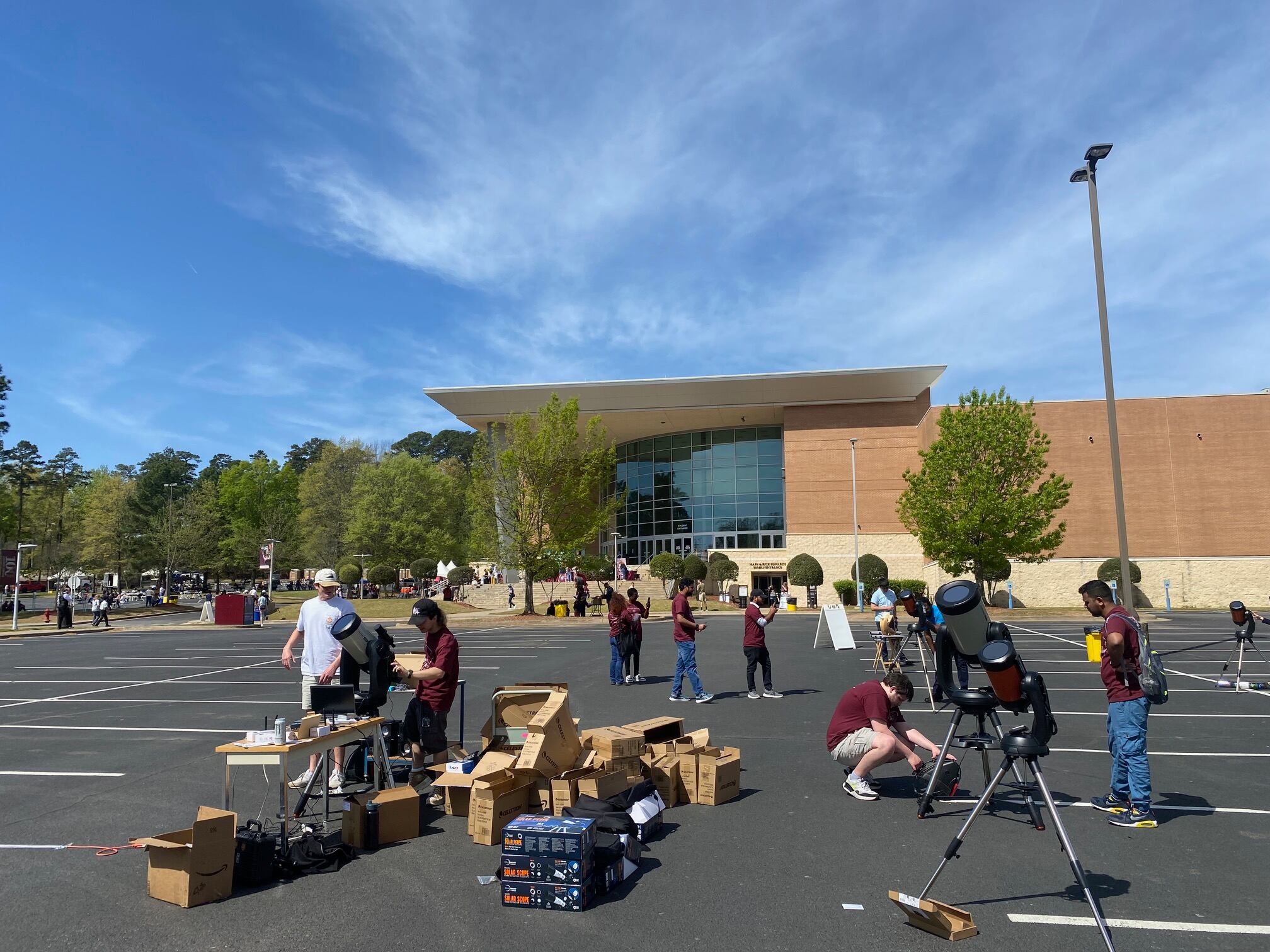 Preparativos para seguir el eclipse en el Jack Stephens Center de la Universidad de Arkansas, en Little Rock.