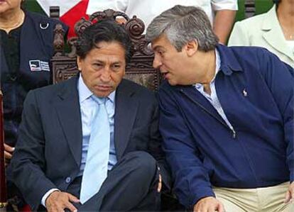 El presidente de Perú, Alejandro Toledo (izquierda), y Fernando Olivera, líder del Frente Independiente Moralizador.