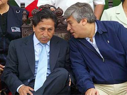 El presidente de Perú, Alejandro Toledo (izquierda), y Fernando Olivera, líder del Frente Independiente Moralizador.