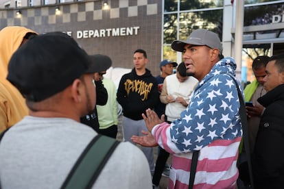 Migrantes reunidos afuera de una estación de policía en Chicago, en 2023.