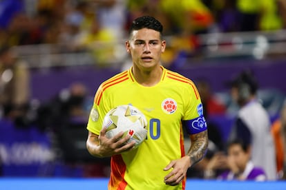 La estrella de Colombia James Rodríguez abandona la cancha tras el esfuerzo realizado. 