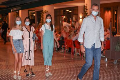 Este martes Felipe VI y la reina Letizia, en compañía de sus hijas, aprovecharon para ir a cenar al restaurante 'El Txoko de Martín', del chef Martín Besarategui, en Santa Catalina, uno de los barrios más céntricos de Palma. Berasategui abrió este local el pasado 19 de mayo y está inspirado en el Bodegón Alejandro, que fue el restaurante familiar que le vio nacer y crecer. La velada fue, previsiblemente, el colofón a las vacaciones de la familia real en Mallorca, a donde llegó hace unos diez días.