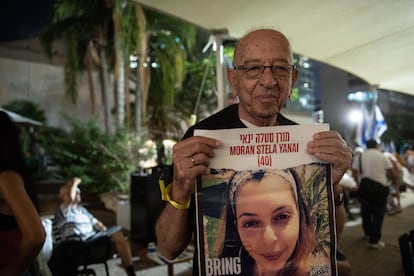 Gideon Bor, de 79 años, mostraba una imagen de su familiar Monar Yanai, de 40 años, secuestrada en Gaza, el jueves en Tel Aviv.