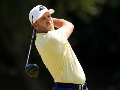 Sergio Garcia watches his tee shot on the fifth hole during the second round of the U.S. Open golf tournament at Los Angeles Country Club on Friday, June 16, 2023, in Los Angeles. (AP Photo/George Walker IV)