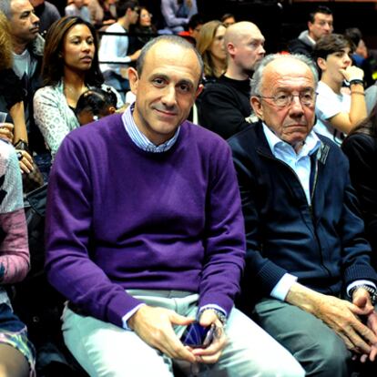 Ettore Messina, como espectador de un partido de baloncesto.