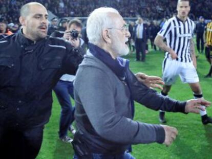 El presidente del PAOK, un exdiputado ruso condecorado por Putin, salta al campo con una pistola, ultras del West Ham y el Lille agreden a sus jugadores y los del Hamburgo les amenazan de muerte