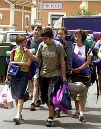 Asistentes al FIB, a su llegada a la estación de Benicàssim.