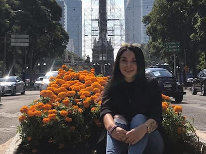 En una fotografía cedida, Lidia Gabriela posa sobre Paseo de la Reforma, frente al Ángel de la Independencia en Ciudad de México.