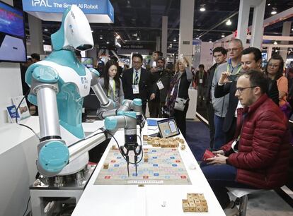 Un hombre juega con un robot de Industrial Technology Research Institute (ITRI) en la inauguración del Salón Internacional de la Feria de Electrónica de Consumo (CES, en inglés), en Las Vegas, Nevada (EE.UU.).