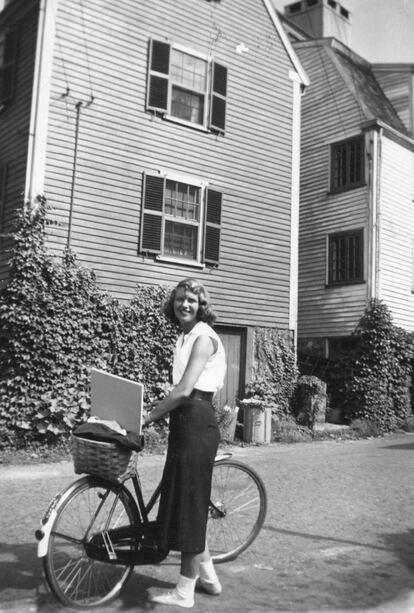 La escritora Sylvia Plath, fotografiada en 1951 con su bicicleta. Herederos de Marcia B. Stern