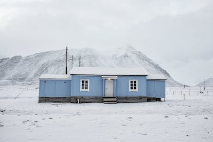 La antigua estación de radio de la ciudad minera, que es ahora un museo de telégrafo en Ny-Alesund Svalbard, Noruega, 13 de octubre de 2015. Una cadena noruega de islas sólo 1.200 kilometros (750 millas) del Polo Norte está tratando de promover las nuevas tecnologías, el turismo y la investigación científica en un cambio de la minería a gran contaminante del carbón que ha sido un pilar de la economía a distancia durante décadas. Noruega suspendió más la minería del carbón en el archipiélago de Svalbard año pasado debido a los altos costos y está buscando empleos alternativos para unos 2.200 habitantes en las islas donde los osos polares deambulan. Parte de la respuesta puede ser la de impulsar la ciencia: en Ny-Alesund, la liquidación no militar permanente más septentrional del mundo, científicos de 11 países, entre ellos Noruega, Alemania, Francia, Gran Bretaña, India y Corea del Sur cuestiones de estudio, como el cambio climático. La presencia de Noruega, miembro de la OTAN, también da a la alianza un punto de apoyo estratégico en el extremo norte, cada vez más importante después de la vecina Rusia anexó la región de Crimea de Ucrania en 2014. REUTERS / Anna Filipova IMAGEN 06 DE 19 - BÚSQUEDA "SVALBARD Filipová" PARA TODOS IMAGESâ € â €