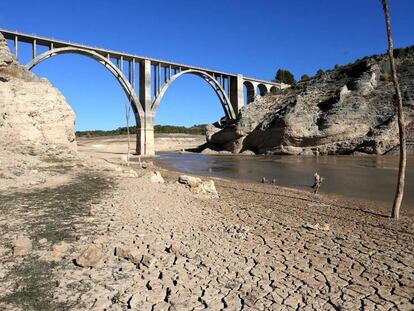 El embalse de Entrepeñas, en Guadalajara, a finales de 2017, durante la última gran sequía que afectó a Castilla-La Mancha.