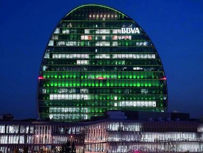 El edificio La Vela, sede de la Ciudad BBVA en Madrid, diseñado para minimizar el consumo energético.