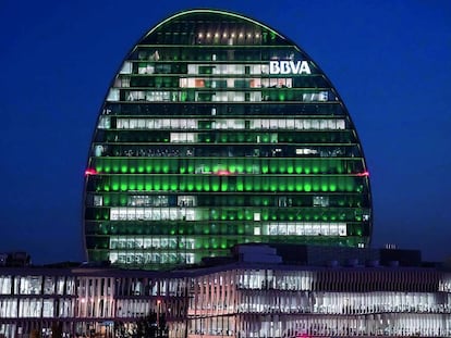 El edificio La Vela, sede de la Ciudad BBVA en Madrid, diseñado para minimizar el consumo energético.