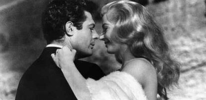 Marcello Mastroianni y Anita Ekberg en una escena de la pel&iacute;cula &#039;La Dolce Vita&#039;, de Fellini. 