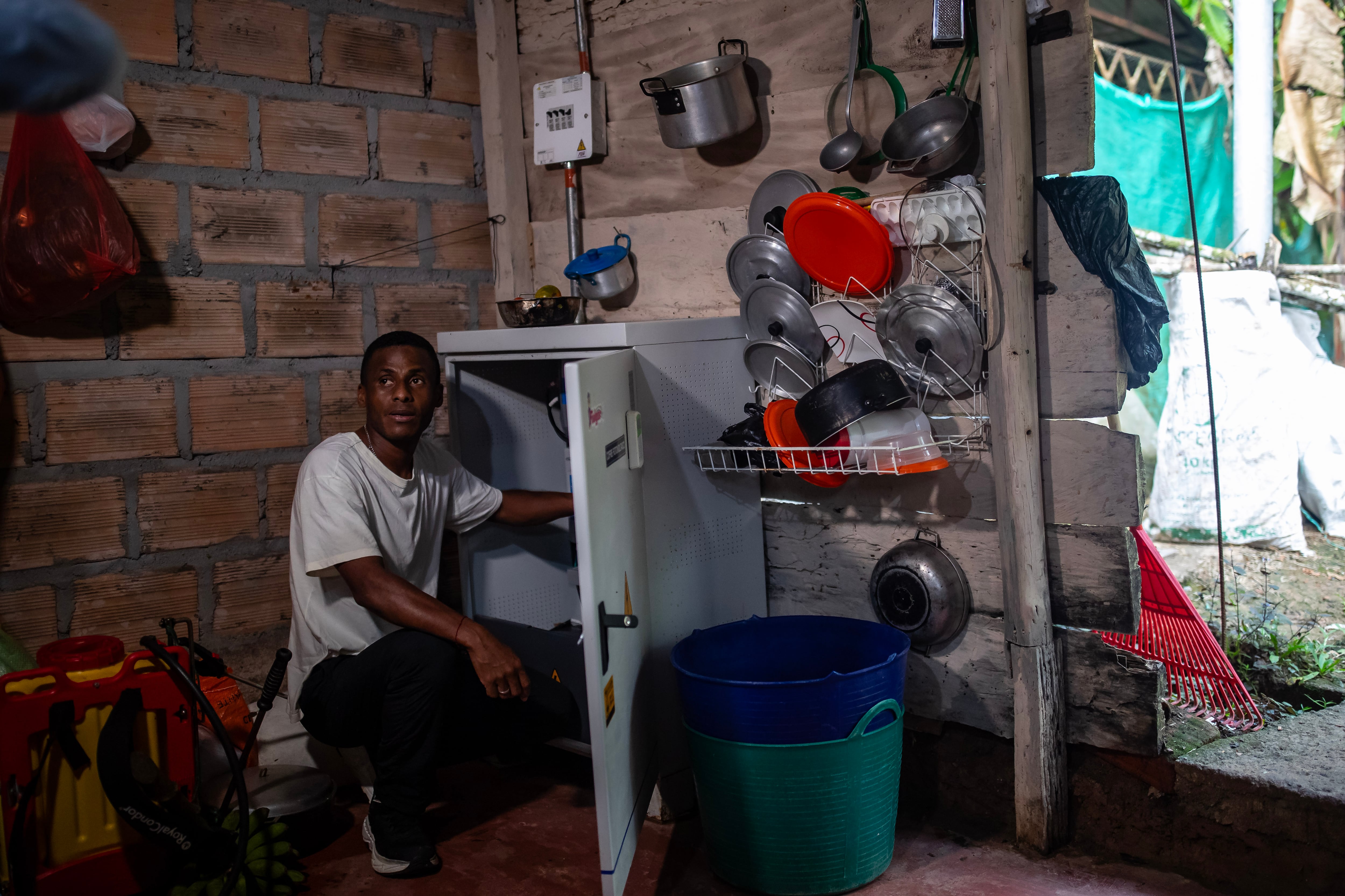 Oliver Preciado, un habitante que cuenta con energía por paneles solares en Orito.