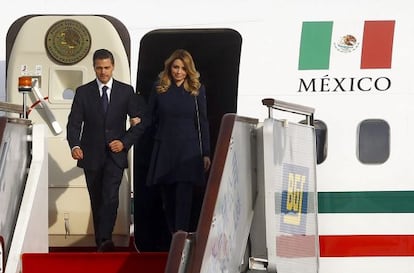 El presidente mexicano y su mujer, a su llegada al aeropuerto de Pekín