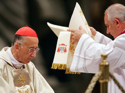 El cardenal Camillo Ruini (izquierda), durante la misa celebrada ayer en homenaje al Papa, en la basílica de San Pedro.