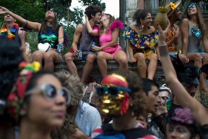 Mais beijo e minutos de descanso no bloco 'Céu na Terra', no Rio de Janeiro, neste sábado