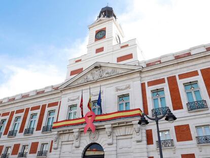 Fachada de la Comunidad de Madrid el 1 de diciembre, día mundial del sida.