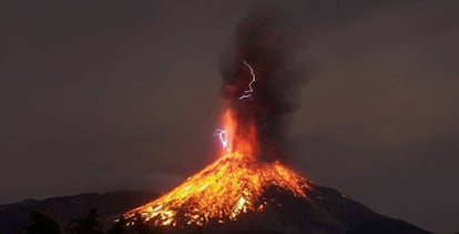 Vista del volcán Colima en erupción, en el Estado de Colima (México).