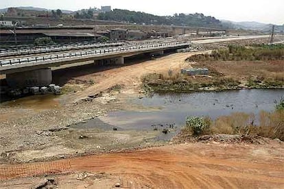 El cauce del río Llobregat soporta muchas infraestructuras. La fotografía muestra las obras del AVE.