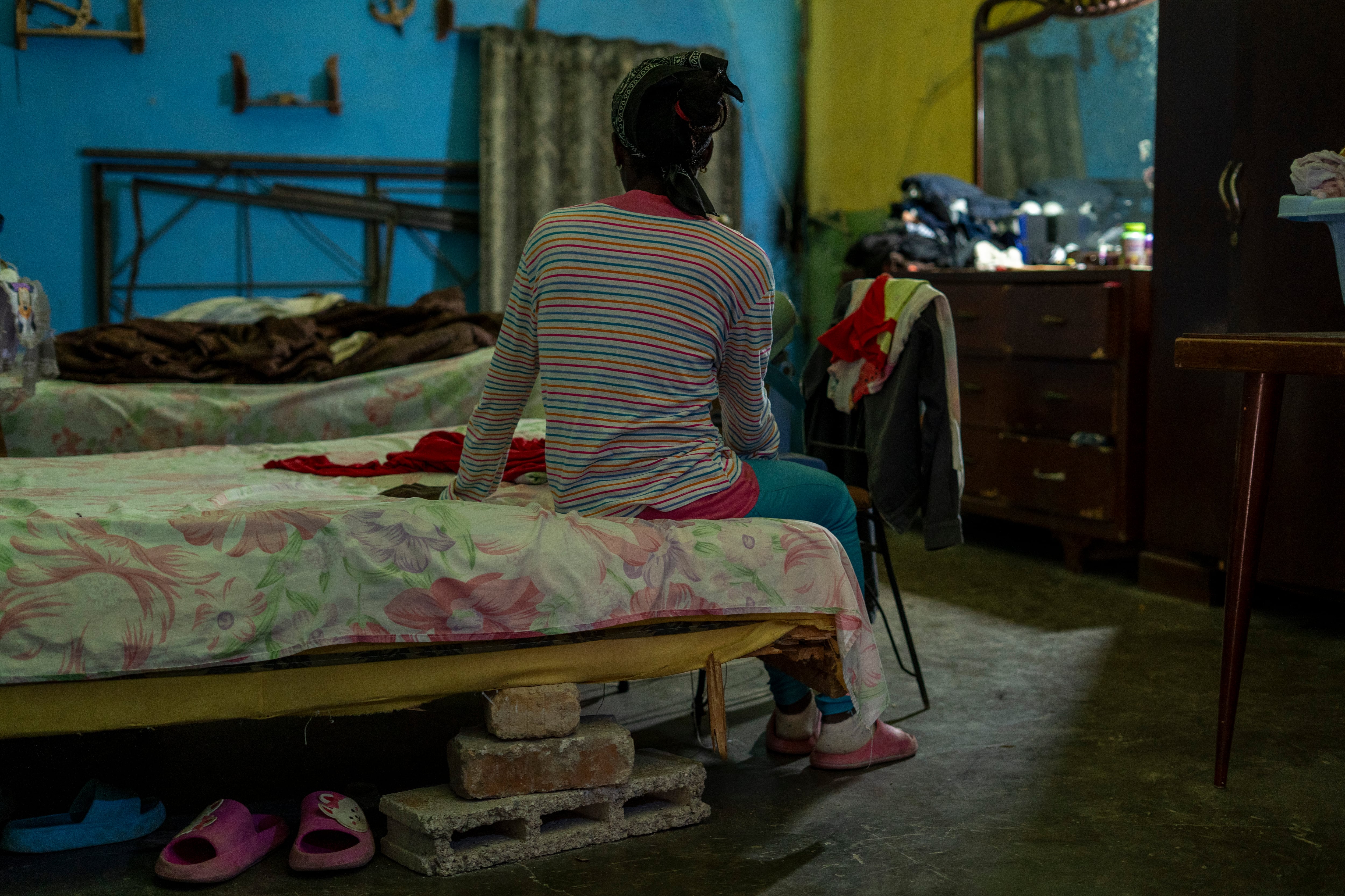 Magos contra la escasez en Cuba: coches a carbón y baños con agua de lluvia