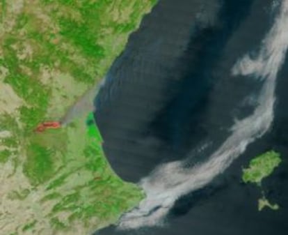 Imagen del fuego a mediodía del viernes tomada por el satélite Terra, de la NASA, y difundida por Oratge RTVV. Se aprecia la columna de humo que parte de la zona en llamas.