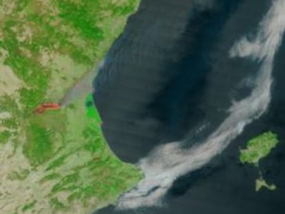 Imagen del fuego a mediodía del viernes tomada por el satélite Terra, de la NASA, y difundida por Oratge RTVV. Se aprecia la columna de humo que parte de la zona en llamas.