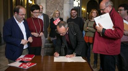 Un momento en que los diputados firmaron la petición de celebrar el pleno extraordinario.