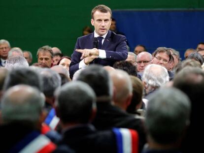 El presidente francés, Emmanuel Macron, este martes en el acto con alcaldes de Normandía.