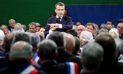 El presidente francés, Emmanuel Macron, este martes en el acto con alcaldes de Normandía.