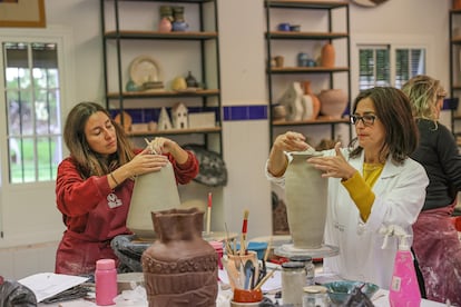 La Escuela de Formación de Artesanos de Gelves realiza programas formativos destinados a desempleados, pero también a profesionales de otros ámbitos que deciden cambiar de vida y quieren formarse como alfareros.