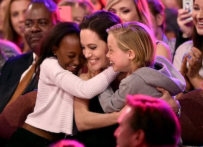 Angelina Jolie con sus hijas Zahara y Shiloh.