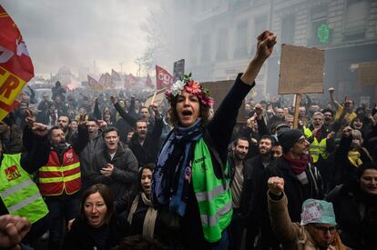 Manifestantes contra la reforma de las pensiones, en Lyon (Francia), el 17 de diciembre de 2019.