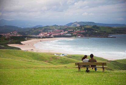 Vista de la playa de Merón (San Vicente de la Barquera, Cantabria) desde el hotel Gerra Mayor.