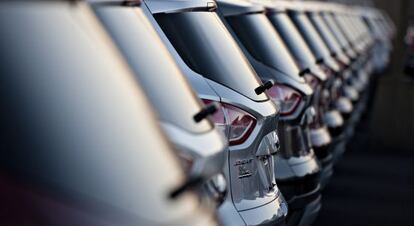 Una fila de vehículos en una factoría de Ford.