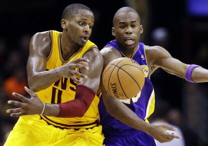 Miles, de los Cleveland Cavaliers, y Jodie Meeks, de los Lakers, pelean por el balón