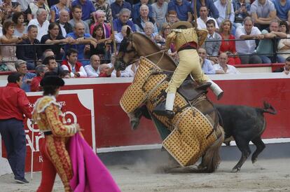 El toro que abri&oacute; plaza empuj&oacute; y derrib&oacute; al caballo de picar. 