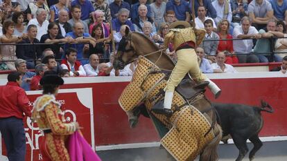 El toro que abri&oacute; plaza empuj&oacute; y derrib&oacute; al caballo de picar. 