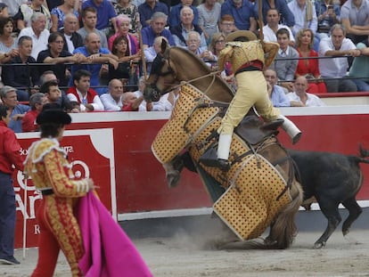 El toro que abri&oacute; plaza empuj&oacute; y derrib&oacute; al caballo de picar. 