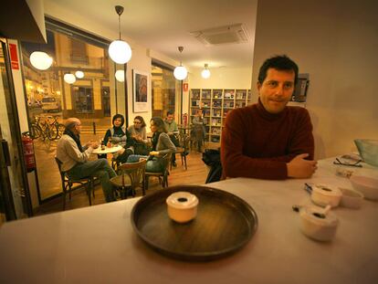 Miguel Fuentes, dueño de Cosecha roja, una de las tres librerías-bar que han aparecido en Russafa.